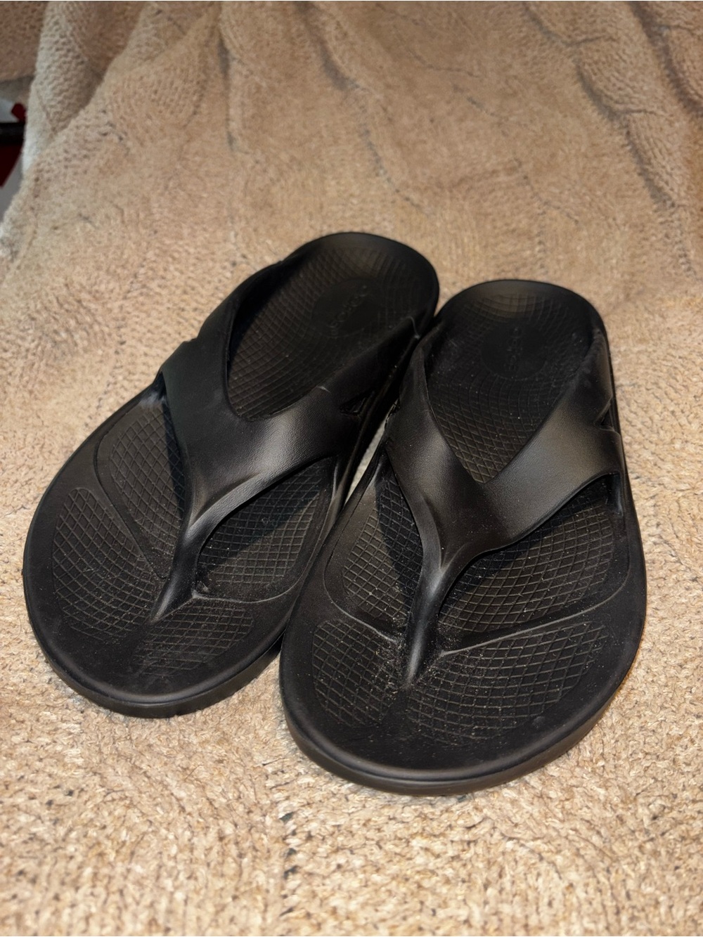OOFOS Black Recovery Thong Sandals Size 8 Women’s 6 Men’s EU39 NWOT